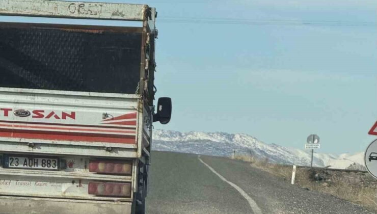 Vatandaşlar iki ilçe arasındaki çukurlu yolun onarılmasını istiyor