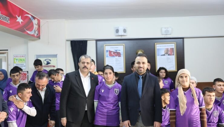 Vezirköprü’de özel öğrencilere Samsunspor forması sürprizi