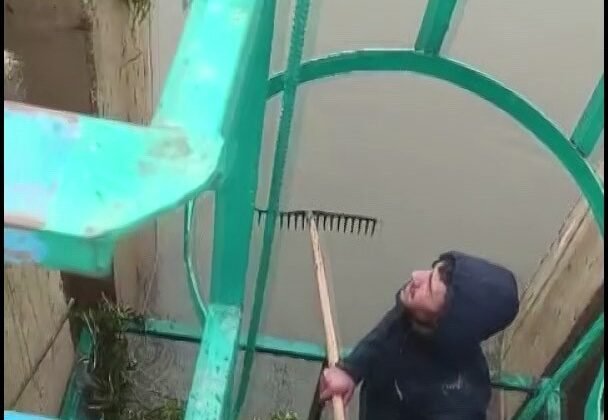 Vicdanları tonlarca suyun boşa akmasına izin vermedi, DSİ’nin yapması gerekeni kendileri yaptı