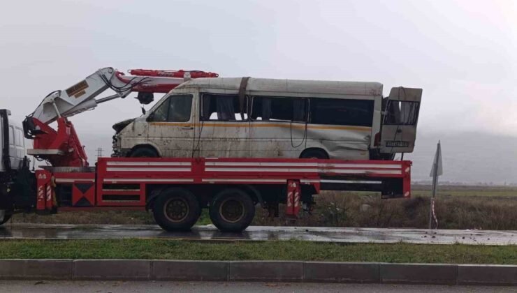 Yağış sonrası kayganlaşan yolda taklalar atan transit hurdaya döndü: 2 yaralı