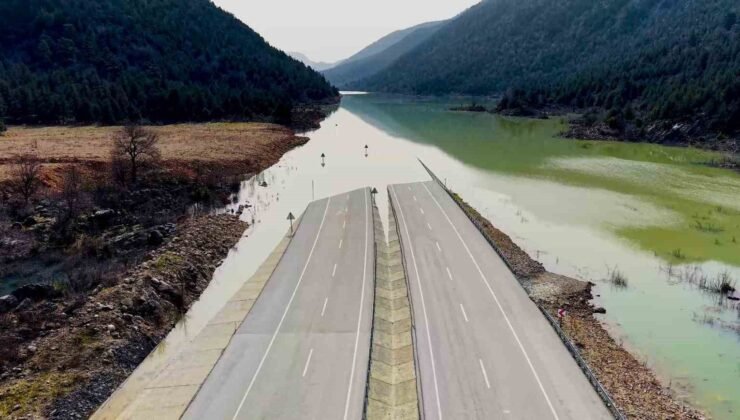 Yağmur ve sel sularının kapattığı Antalya-Konya Kara yolunda sular henüz çekilmedi