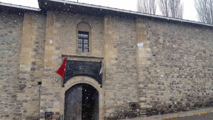 Yaklaşık 200 yıllık han, zamana direniyor