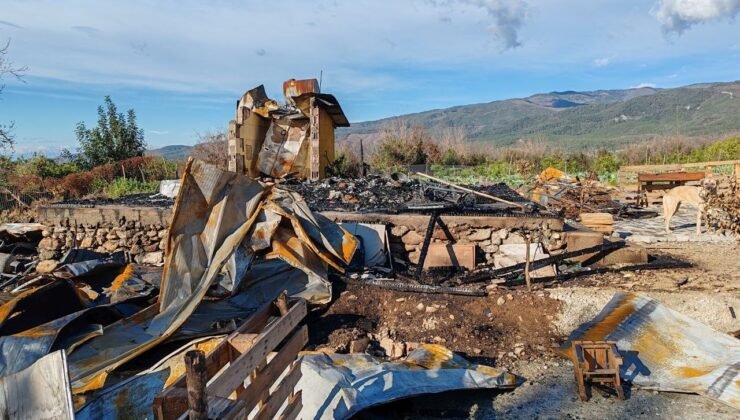 Yanan evden tabancasını almak isterken alevler içinde kalan emekli polis hayat mücadelesini kaybetti
