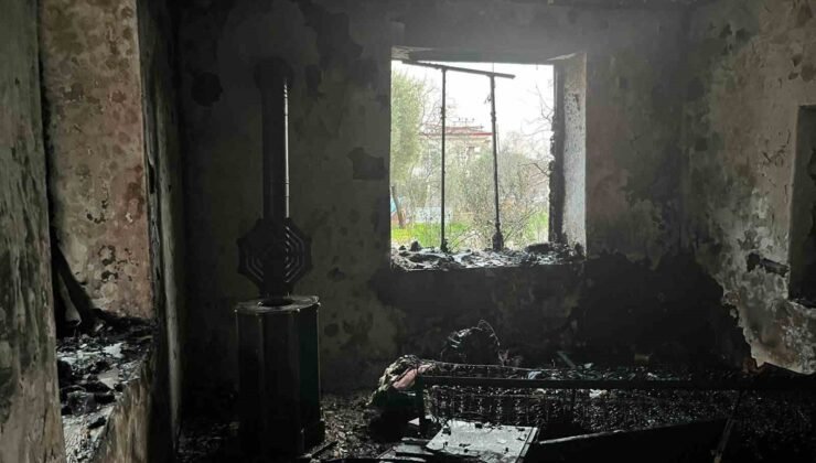 Yangına uykuda yakalanan yaşlı kadın hastaneye kaldırıldı