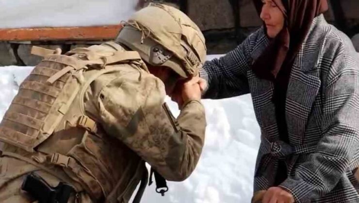 Yaşlı kadın elleriyle ördüğü çorapları iki yıldır Mehmetçiğe gönderiyor