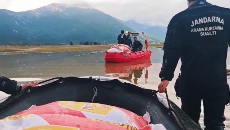 Yaylada mahsur kalan çoban ve yüzlerce hayvana botla yem ile erzak taşıdılar