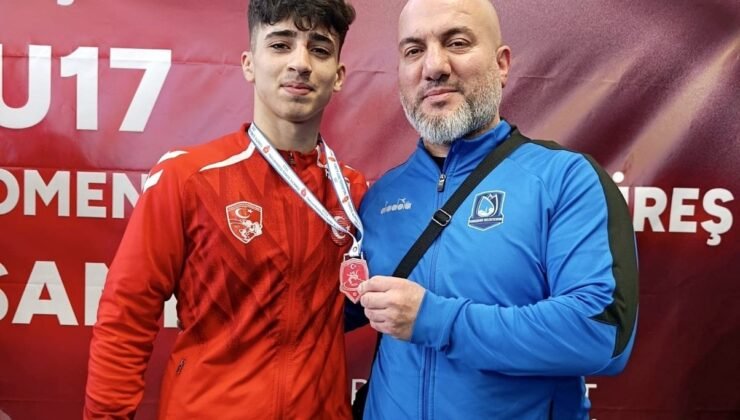 Yerlikaya’dan madalyasını alan genç güreşçi Manisa’ya gurur yaşattı