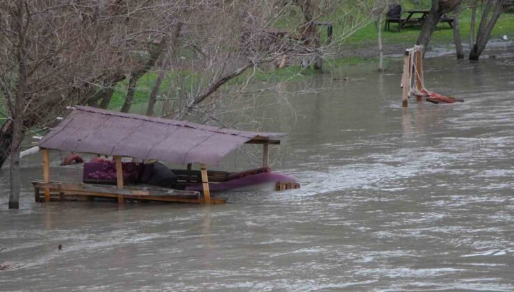 Yeşilırmak Nehri’nde su seviyesi 2 metreye kadar yükseldi, piknik masaları akıntıya kapıldı