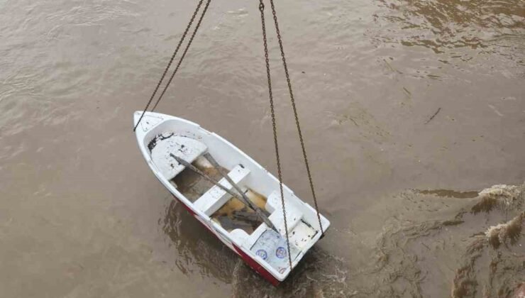 Yeşilırmak’ın sularına kapılan kayık köprüye takıldı