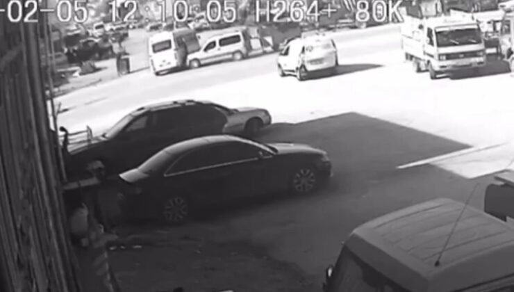 Yolcu minibüsü ile hafif ticari aracın karıştığı kaza anı kameraya yansıdı