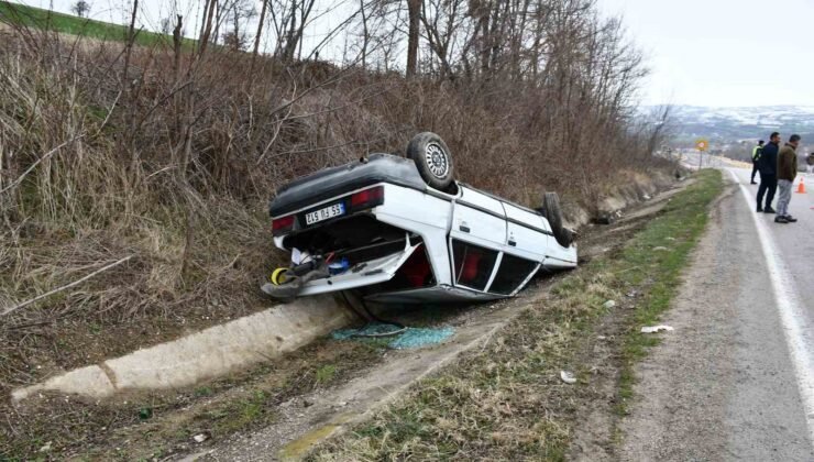 Yoldan çıkan otomobil ters döndü