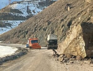 Yüksekova-Van karayolunda faciadan dönüldü: Dev kayalar yola düştü