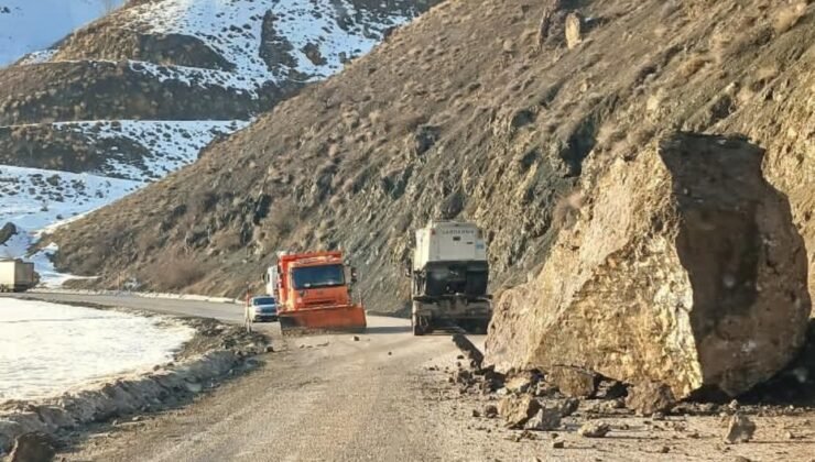 Yüksekova-Van karayolunda faciadan dönüldü: Dev kayalar yola düştü