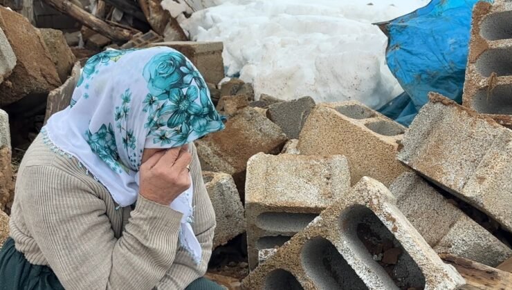 Yüksekova’da bir annenin sessiz feryadı: Zine Teyze yıkılan ahırının başında gözyaşlarına boğuldu
