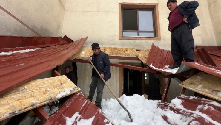 Yüksekova’da kar esareti: Çatıdan düşen kar kütlesi iş yerlerine hasar verdi
