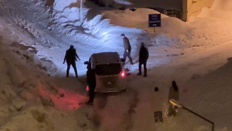 Yüksekova’da kar yağışı: Araçlar imece usulü kurtarıldı