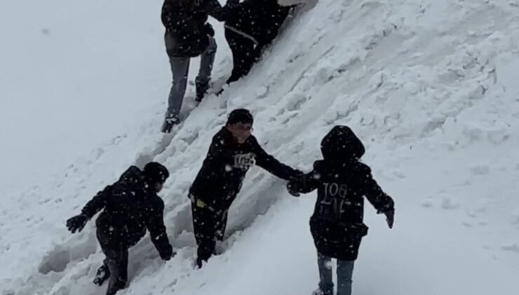 Yüksekova’da tepsiler kızak oldu, karlı yamaçlar oyun alanına dönüştü