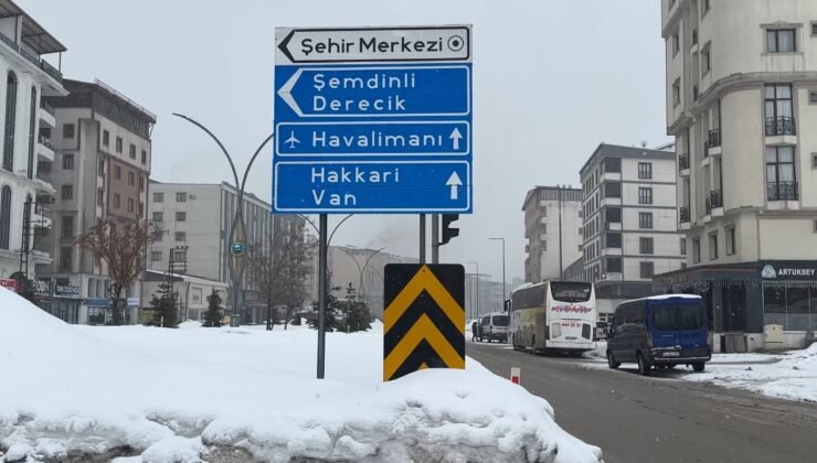 Yüksekova’da uçak seferlerine kar ve sis engeli