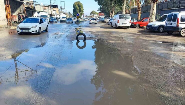 Yüreğir’de yol isyanı: Belediye çukuru kapatmayınca vatandaş lastikle önlem aldı