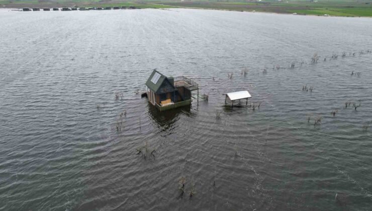 Yüzen evler…Ulubat Gölü taştı, felaket havadan görüntülendi