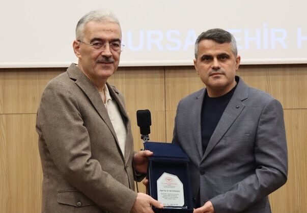 1 yılda 3 bin 766 ameliyat yapan doktora ödül