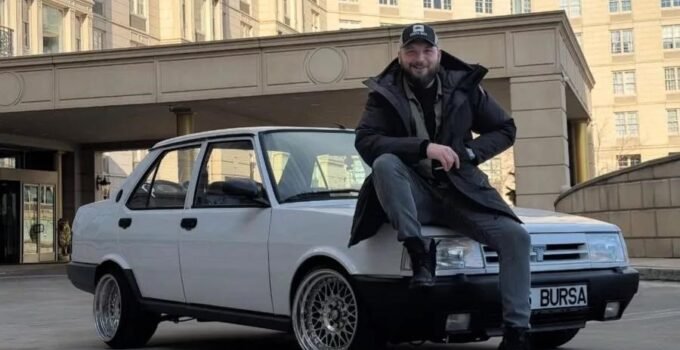 1995 model Tofaş “16” plakası ile New York sokaklarında