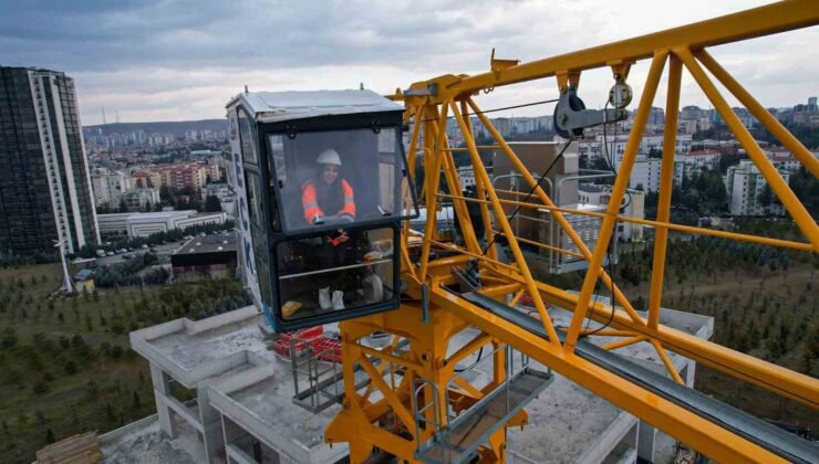 20 yaşındaki kule vinç operatörü olan genç kız, ekmeğini gökyüzünde kazanıyor
