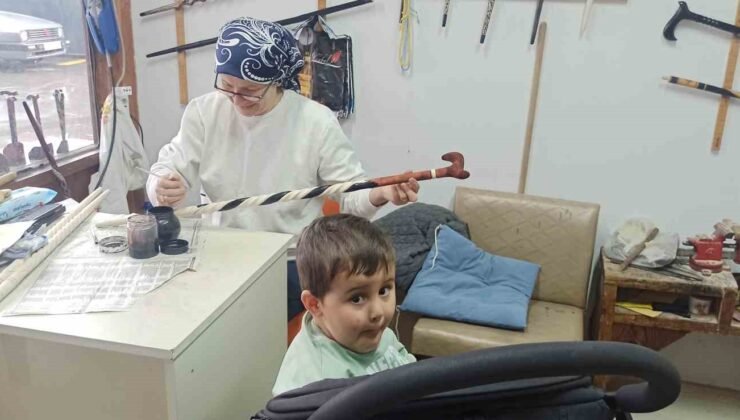 20 yıllık Fatime usta bir eliyle torun sallıyor, diğer eliyle dünyaca ünlü bastonlara şekil veriyor