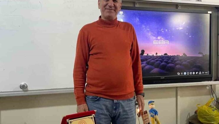 40 yıllık öğretmenlik hayatını güllerle uğurlanarak noktaladı