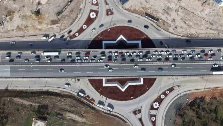 43 ilin geçiş noktasında yoğun trafik: Kilometrelerce araç kuyruğu havadan görüntülendi