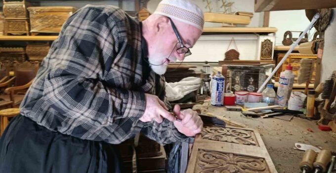 49 yıldır oymacı sandık ustalığı yapıyor