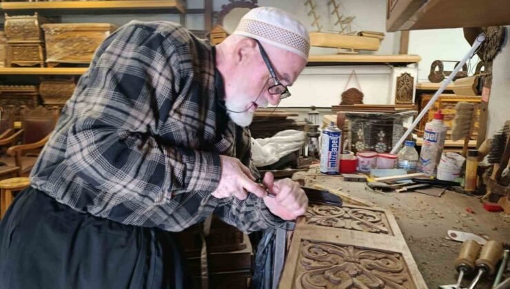 49 yıldır oymacı sandık ustalığı yapıyor