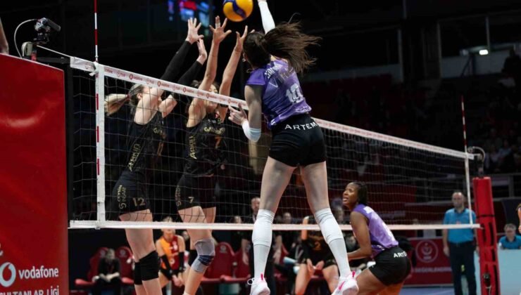 5 setlik derbinin galibi Eczacıbaşı Dynavit