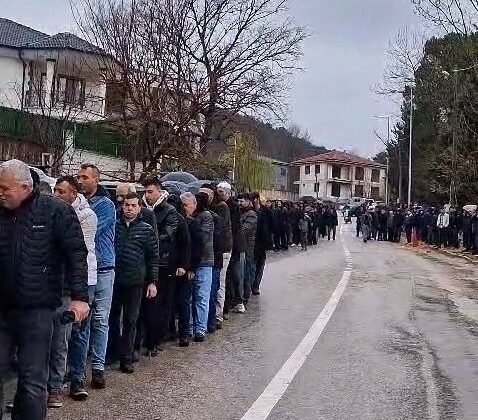 60 Yıllık Bayram geleneği: 1 kilometrelik bayramlaşma kuyruğu