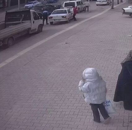 Açılan araç kapısı kazaya neden oldu