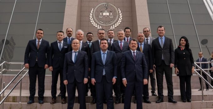 Adalet Bakan Yardımcısı Tuncay, İzmir Adliyesi’ni ziyaret etti