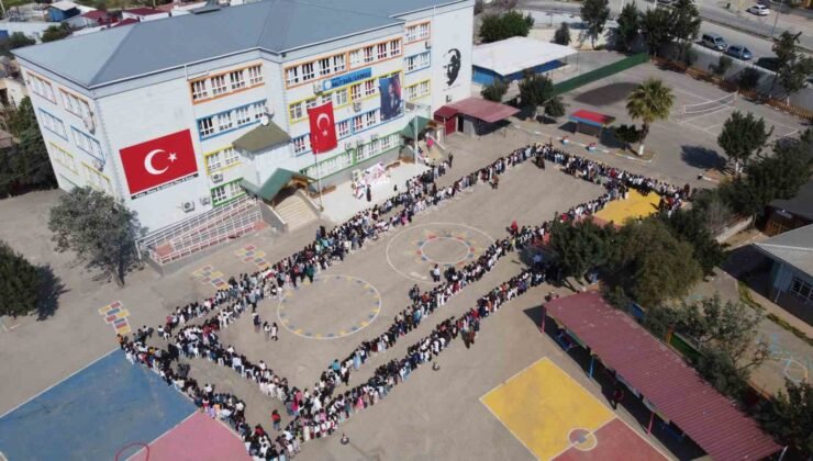 Adana’da ara tatile giren öğrenciler okul bahçesinde bayramlaştı