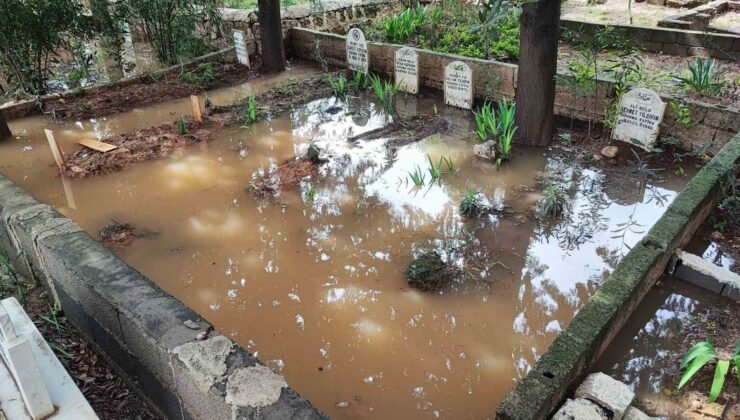 Adana’da mezarlık sular altında kaldı, vatandaşlar mezara poşetle girdi