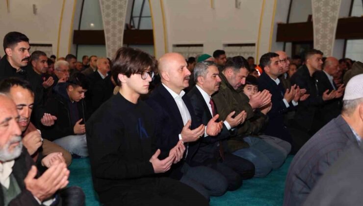 Adıyaman’da bayram namazı sonrası protokol vatandaşlarla bayramlaştı