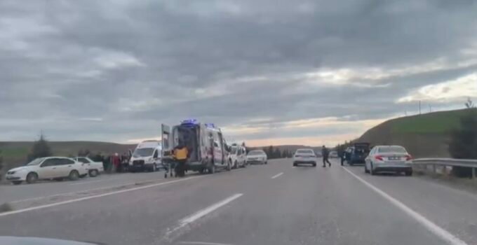 Adıyaman’da hafif ticari araç otomobille çarpıştı: 5 yaralı