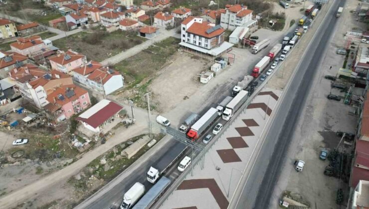 Afyonkarahisar’da bayram trafiği yoğunluğu başladı