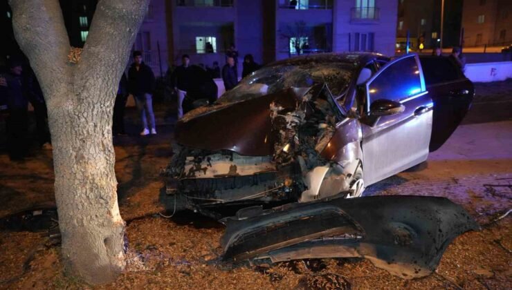 Ağaca çarpan otomobil hurdaya döndü: 3 yaralı