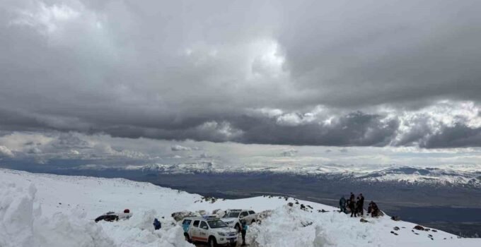 Ağrı Dağı’nda kaybolan dağcı için arama çalışması başlatıldı