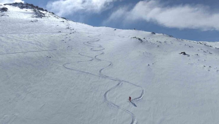 Ağrı Dağı’ndan kayan kayakseverler, Ağrı Dağı’nın Iğdır tarafına kayak merkezi yapılması çağrısında bulundu