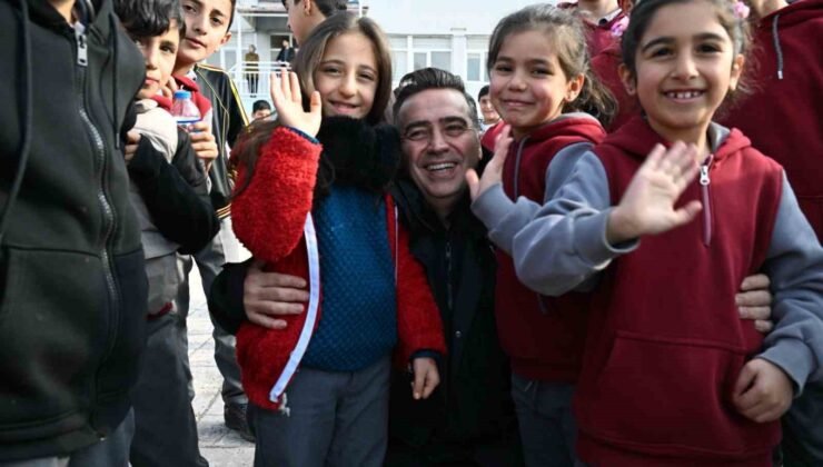 Ağrı Emniyet Müdürü Önder, öğrencilerle buluşarak polislik mesleğini tanıtıyor