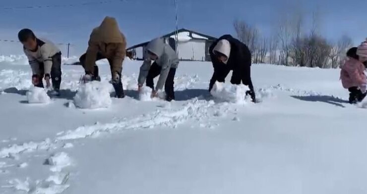 Ağrı’da kar yağdı, çocuklar doyasıya eğlendi