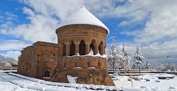 Ahlat’ta tarih beyaza büründü