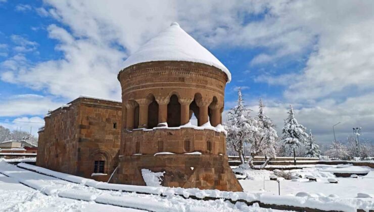 Ahlat’ta tarih beyaza büründü