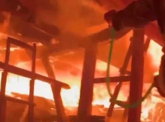 Ahşap ev alev topuna döndü