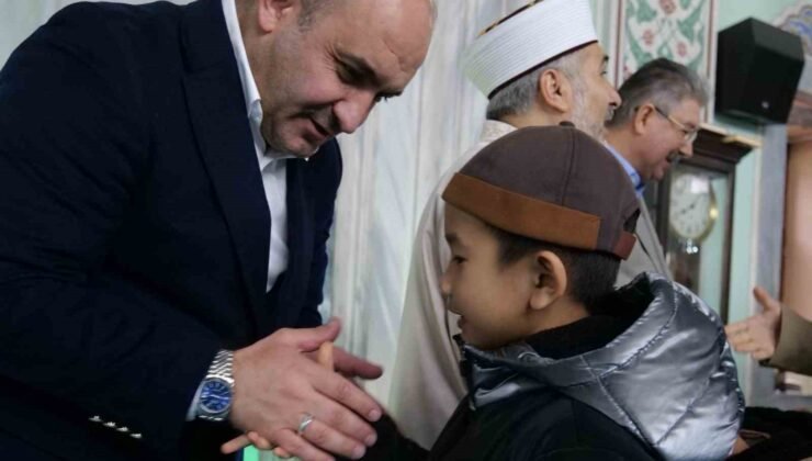AK Parti İl Başkanı Gürhan Albayrak, Reşadiye Camii’nde vatandaşlarla bayramlaştı